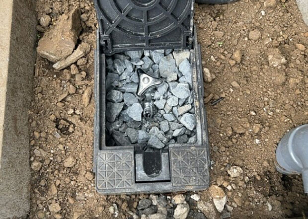 【その他設備】敷地内には、散水栓や立水栓があります。水道水を直接利用できるため、水を運ぶ手間を省くことが出来ます。大量の水を必要とする洗車作業や清掃などに役立ちます。その他設備とあわせて、現地でご確認ください。