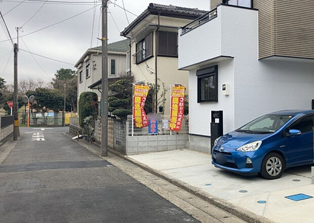 【前面道路含む現地写真_2】お持ちの車種によっては前面道路が広い方が便利でしょう。しかし、前面道路が広ければその分交通量が多くなるため、騒音などが気になる場合があります。実際に現地を見学し、周辺交通量や騒音などを確認しましょう！