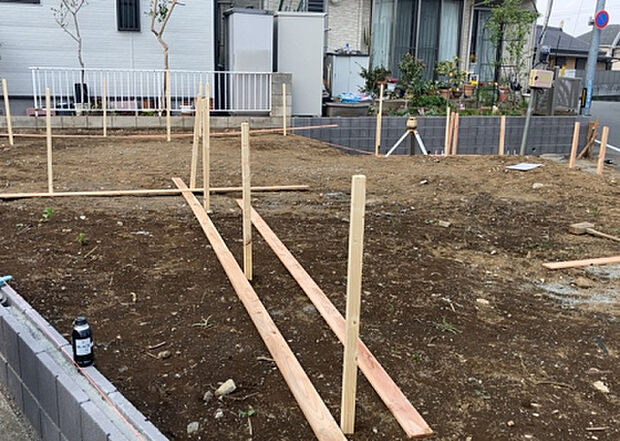 【構造・工法・仕様_2】ベタ基礎とは、柱の位置に関係なく全体に基礎がある事を指し、面積が大きい分建物の重さを全体に分散できます。また、地面からの湿気や害虫を遮断でき、木造住宅で心配されるシロアリ被害を防ぐ効果も期待できます。