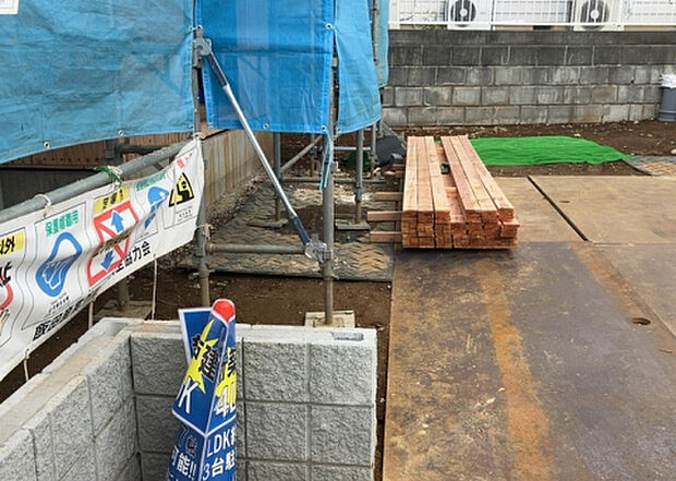 【その他設備】敷地内には、散水栓や立水栓があります。水道水を直接利用できるため、水を運ぶ手間を省くことが出来ます。大量の水を必要とする洗車作業や清掃などに役立ちます。その他設備とあわせて、現地でご確認ください。