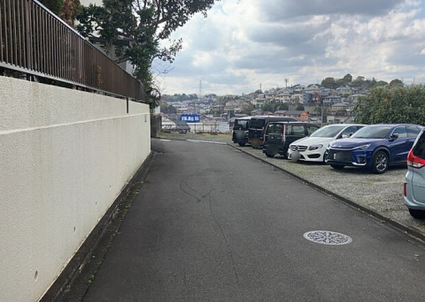 【物件からの展望_2】眺望を気にして物件を探す場合、前面に建物が建っていないか現地で確認しましょう!前面に建物があると景色はもちろん、日当たりや風通しにも影響が出てきます。住んだ時のことを想像しながら現地見学をしましょう。