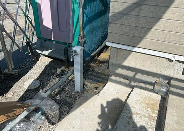 【その他設備】敷地内には、散水栓や立水栓があります。水道水を直接利用できるため、水を運ぶ手間を省くことが出来ます。大量の水を必要とする洗車作業や清掃などに役立ちます。その他設備とあわせて、現地でご確認ください。