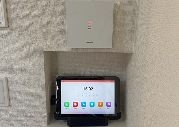 【ＴＶモニター付きインターホン】TVモニター付きインターホンは、来訪者の顔を確認できるだけでなく、音声でやり取りすることもできるため、セキュリティ面で安心できる設備です。モニター画面が大きく見やすいもの、夜間でも来訪者をしっかりと確認できるものなど、機能性を重視したいところです。