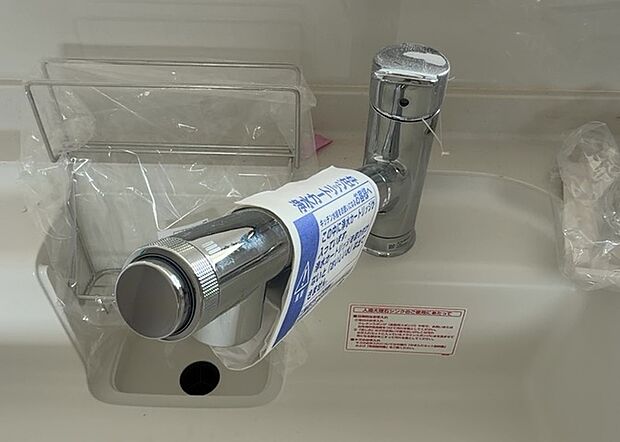【キッチン水栓】キッチン水栓は、毎日必ず使うものだからこそ、使いやすさが重要です。シャワーヘッドの切り替えがスムーズか、吐水量が調節できるか、水しぶきが飛び散りにくい構造か、浄水機能が付いているかなど、日々の家事を快適にするための機能が数多くあります。また、デザインも多種多様なので、キッチン全体の雰囲気に合わせたものを選ぶことができます。