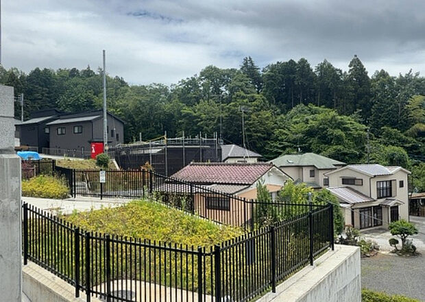 【物件からの展望】眺望を気にして物件を探す場合、前面に建物が建っていないか現地で確認しましょう!前面に建物があると景色はもちろん、日当たりや風通しにも影響が出てきます。住んだ時のことを想像しながら現地見学をしましょう。