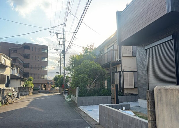 【前面道路含む現地写真_2】お持ちの車種によっては前面道路が広い方が便利でしょう。しかし、前面道路が広ければその分交通量が多くなるため、騒音などが気になる場合があります。実際に現地を見学し、周辺交通量や騒音などを確認しましょう！