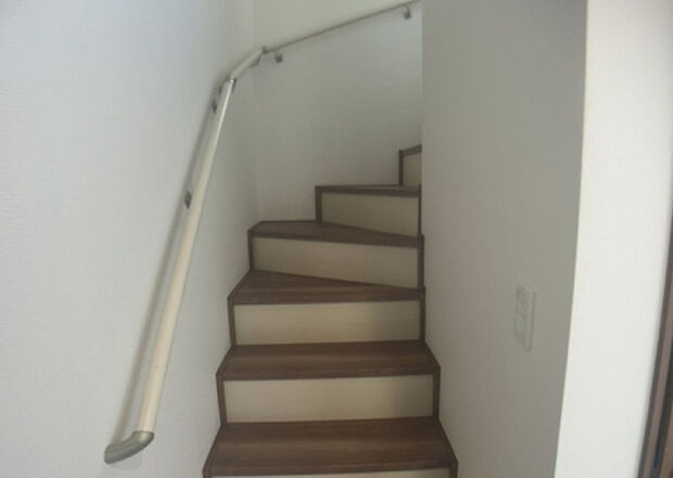 【内装】建物の上下階の通路である階段は、その位置によって動線や室内の印象が大きく左右されます。手摺にも重要な役割があり、転倒の防止・歩行や動作を円滑にして日常生活を支えることを主な目的として設置されています。