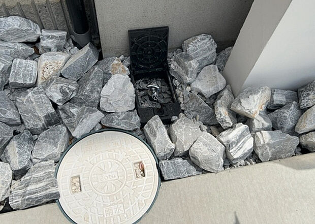 【その他設備】敷地内には、散水栓や立水栓があります。水道水を直接利用できるため、水を運ぶ手間を省くことが出来ます。大量の水を必要とする洗車作業や清掃などに役立ちます。その他設備とあわせて、現地でご確認ください。