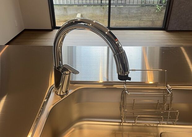【キッチン水栓】キッチン水栓は、毎日必ず使うものだからこそ、使いやすさが重要です。シャワーヘッドの切り替えがスムーズか、吐水量が調節できるか、水しぶきが飛び散りにくい構造か、浄水機能が付いているかなど、日々の家事を快適にするための機能が数多くあります。また、デザインも多種多様なので、キッチン全体の雰囲気に合わせたものを選ぶことができます。