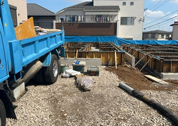 【玄関_2】玄関は、狭すぎると複数人で使いにくく、広すぎても無駄な空間になりがちです。最低2畳を目安にして、家の広さとの兼ね合いや家族の人数を考慮して決めるとよいでしょう。現地を見学して快適な玄関を選びましょう！