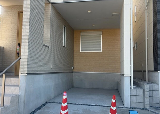 【駐車場】駐車場と明記されていても、最小スペースでつくられた駐車場だと大型車は駐車できなかったり、出入りしにくくなったりする可能性があります。お車のサイズと購入したい物件の駐車場のサイズを現地で確認しましょう。