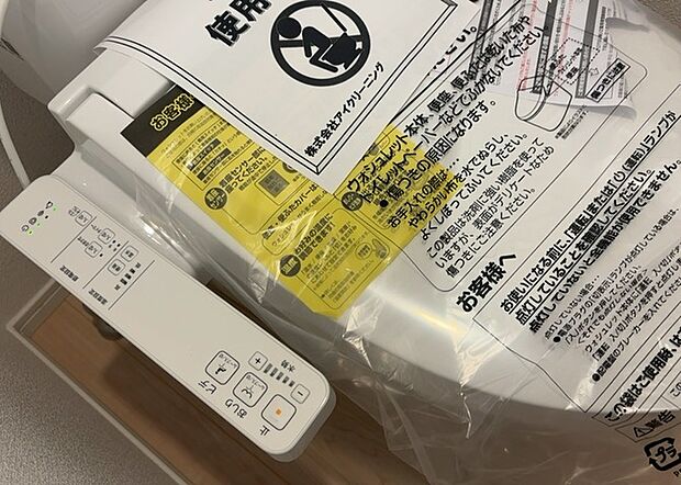 【ウォシュレット（リモコン）】ウォシュレットは、衛生面だけでなく、快適性も向上させる便利な設備です。洗浄機能の種類や水温調節機能など、様々な機能が付いたものが多くあります。リモコンも、操作が簡単で、使いやすいものを選びましょう。