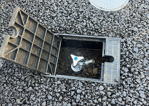 【外水栓】外水栓は、庭の水やりや洗車など、様々な用途に使える便利な設備です。ホースがしっかりと接続できるもの、水圧が安定しているものなど、使い勝手の良いものを選びましょう。また、凍結防止機能が付いているものなら、冬場でも安心して使用できます。
