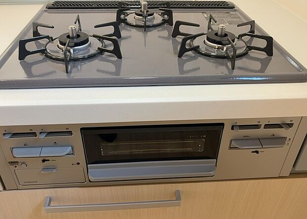 【キッチンコンロ】キッチンコンロは、料理の質を大きく左右する重要な設備です。火力調整のしやすさ、グリル機能の有無、安全装置の充実度など、選ぶポイントがたくさんあります。特に、IHクッキングヒーターは、お手入れのしやすさや安全性が高く、近年人気が高まっています。