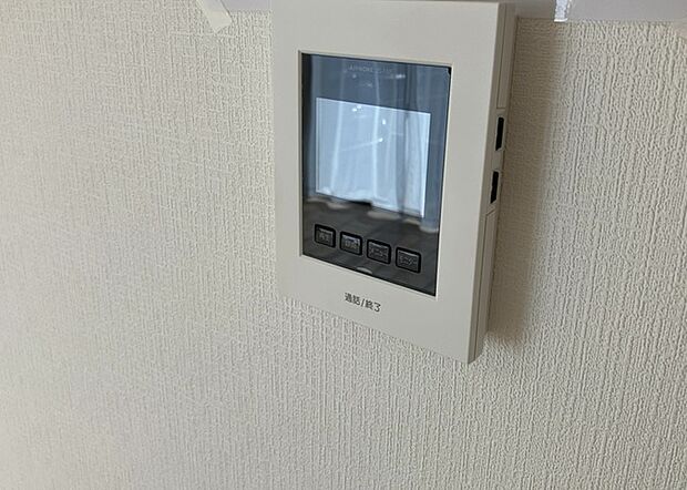 【ＴＶモニター付きインターホン】TVモニター付きインターホンは、来訪者の顔を確認できるだけでなく、音声でやり取りすることもできるため、セキュリティ面で安心できる設備です。モニター画面が大きく見やすいもの、夜間でも来訪者をしっかりと確認できるものなど、機能性を重視したいところです。