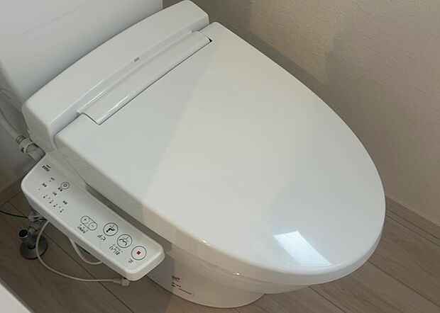【ウォシュレット（リモコン）】ウォシュレットは、衛生面だけでなく、快適性も向上させる便利な設備です。洗浄機能の種類や水温調節機能など、様々な機能が付いたものが多くあります。リモコンも、操作が簡単で、使いやすいものを選びましょう。