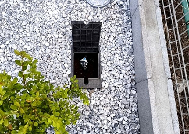 【その他設備】敷地内には、散水栓や立水栓があります。水道水を直接利用できるため、水を運ぶ手間を省くことが出来ます。大量の水を必要とする洗車作業や清掃などに役立ちます。その他設備とあわせて、現地でご確認ください。