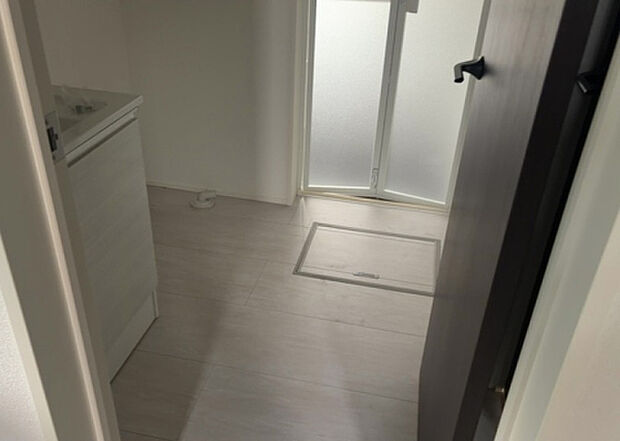 【脱衣場】多くの戸建て住宅で見かける洗面脱衣所は、洗面台と洗濯機が2畳ほどのスペースに並べられていて、洗面所が脱衣所を兼ね備えている間取りが一般的です。お客様が利用することもある、パブリックな空間でもあります。