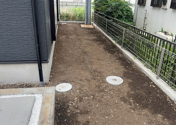 【庭】庭があることでガーデニングや家庭菜園はもちろん、こどもの遊び場やペットを放して遊ぶことができます。また、家の周囲に余裕があるということです。隣地との間があれば、十分な日当たりと、風通しが確保できます。