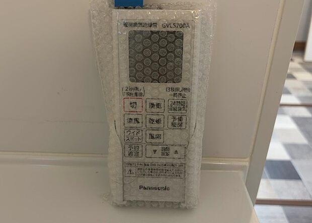 【浴室乾燥機リモコン】浴室乾燥機リモコンは、浴室乾燥機を操作するためのリモコンです。タイマー設定や温度設定などが簡単にできるものが便利です。また、浴室暖房機能が付いているものなら、寒い季節でも快適に浴室を利用できます。