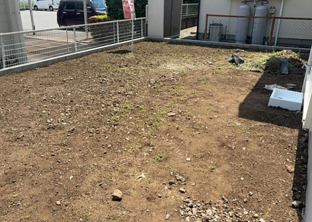 【庭】庭があることでガーデニングや家庭菜園はもちろん、こどもの遊び場やペットを放して遊ぶことができます。また、家の周囲に余裕があるということです。隣地との間があれば、十分な日当たりと、風通しが確保できます。
