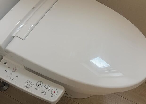 【ウォシュレット（リモコン）】ウォシュレットは、衛生面だけでなく、快適性も向上させる便利な設備です。洗浄機能の種類や水温調節機能など、様々な機能が付いたものが多くあります。リモコンも、操作が簡単で、使いやすいものを選びましょう。