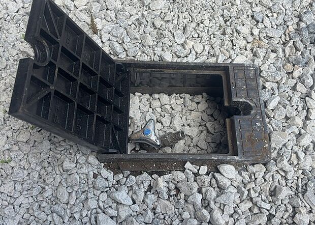 【外水栓】外水栓は、庭の水やりや洗車など、様々な用途に使える便利な設備です。ホースがしっかりと接続できるもの、水圧が安定しているものなど、使い勝手の良いものを選びましょう。また、凍結防止機能が付いているものなら、冬場でも安心して使用できます。