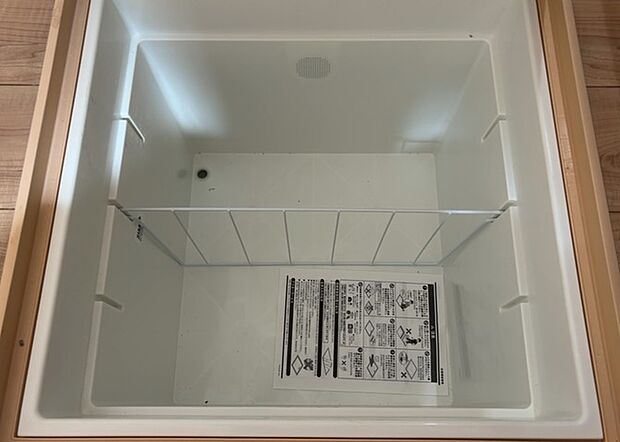 【キッチン床下収納】キッチン床下収納は、調理器具や食器などをスッキリと収納できる便利なスペースです。収納量が多いもの、引き出しがスムーズに開閉するものなど、使い勝手の良いものを選ぶことが大切です。また、湿気がこもりやすい場所なので、通気性の良いものを選ぶこともおすすめです。