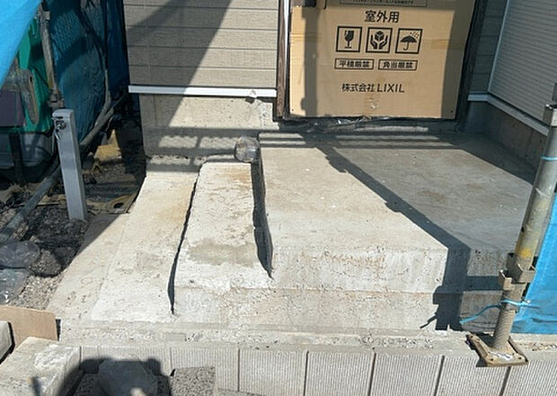 【玄関_2】玄関は、狭すぎると複数人で使いにくく、広すぎても無駄な空間になりがちです。最低2畳を目安にして、家の広さとの兼ね合いや家族の人数を考慮して決めるとよいでしょう。現地を見学して快適な玄関を選びましょう!