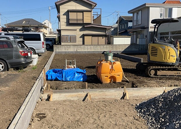 【前面道路含む現地写真_2】前面道路の幅員や歩道の有無、近隣の建物との距離感などは、実際の生活の利便性や安全性に大きく影響します。複数のアングルから前面道路の状況を確認することで、より具体的に生活イメージを描けます。