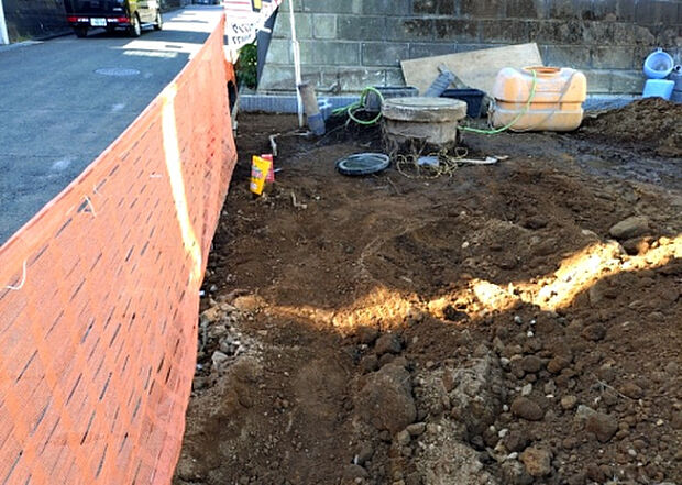 【その他設備】敷地内には、散水栓や立水栓があります。水道水を直接利用できるため、水を運ぶ手間を省くことが出来ます。大量の水を必要とする洗車作業や清掃などに役立ちます。その他設備とあわせて、現地でご確認ください。
