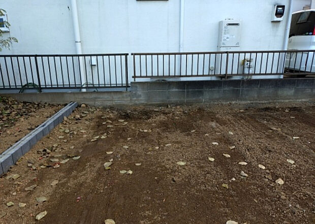 【庭_2】庭のある家に住むことのメリットとして、子どもたちの遊び場を確保できること、ガーデニングや家庭菜園を楽しめること、明るさを確保できることがあります。また、配置を工夫することでプライバシーが確保できます。