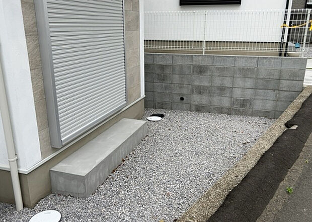【庭】庭があることでガーデニングや家庭菜園はもちろん、こどもの遊び場やペットを放して遊ぶことができます。また、家の周囲に余裕があるということです。隣地との間があれば、十分な日当たりと、風通しが確保できます。