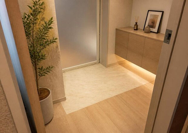 【脱衣場】多くの戸建て住宅で見かける洗面脱衣所は、洗面台と洗濯機が2畳ほどのスペースに並べられていて、洗面所が脱衣所を兼ね備えている間取りが一般的です。お客様が利用することもある、パブリックな空間でもあります。