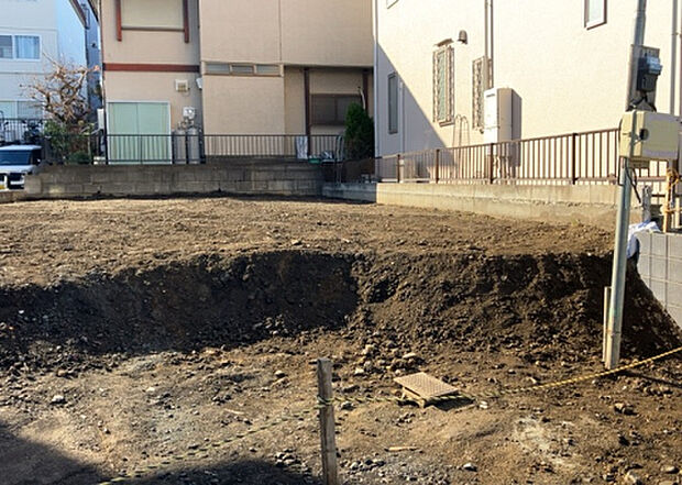 【庭_2】庭のある家に住むことのメリットとして、子どもたちの遊び場を確保できること、ガーデニングや家庭菜園を楽しめること、明るさを確保できることがあります。また、配置を工夫することでプライバシーが確保できます。