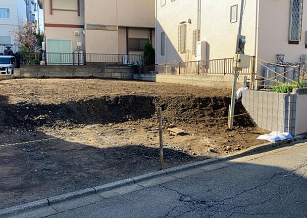 【前面道路含む現地写真_2】前面道路の幅員や歩道の有無、近隣の建物との距離感などは、実際の生活の利便性や安全性に大きく影響します。複数のアングルから前面道路の状況を確認することで、より具体的に生活イメージを描けます。