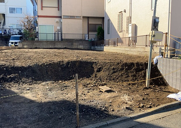 【玄関】玄関は家の顔でもあり、家族以外の目にも止まる場所です。玄関は外との間を仕切る扉、靴などをしまっておく収納スペース、靴脱ぎのたたきスペース、来客とのやり取りをするドアホンなど複数のアイテムからなります。