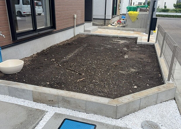 【庭】庭があることでガーデニングや家庭菜園はもちろん、こどもの遊び場やペットを放して遊ぶことができます。また、家の周囲に余裕があるということです。隣地との間があれば、十分な日当たりと、風通しが確保できます。