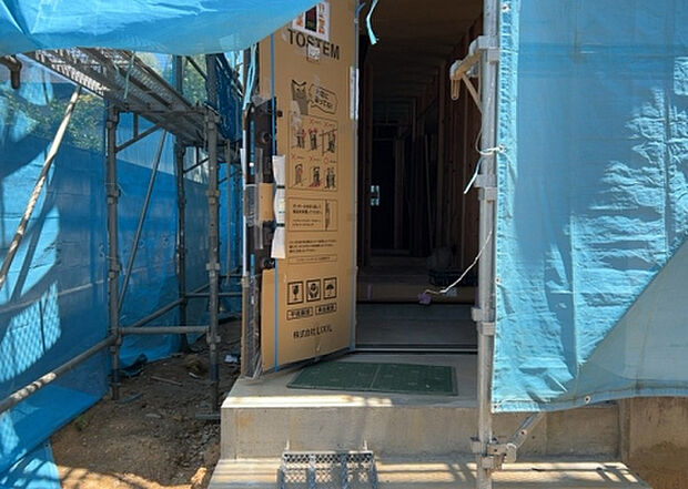 【玄関】玄関は家の顔でもあり、家族以外の目にも止まる場所です。玄関は外との間を仕切る扉、靴などをしまっておく収納スペース、靴脱ぎのたたきスペース、来客とのやり取りをするドアホンなど複数のアイテムからなります。
