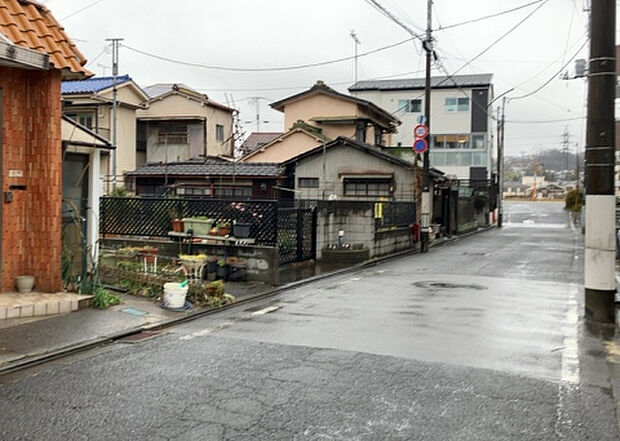【物件からの展望_2】眺望を気にして物件を探す場合、前面に建物が建っていないか現地で確認しましょう！前面に建物があると景色はもちろん、日当たりや風通しにも影響が出てきます。住んだ時のことを想像しながら現地見学をしましょう。