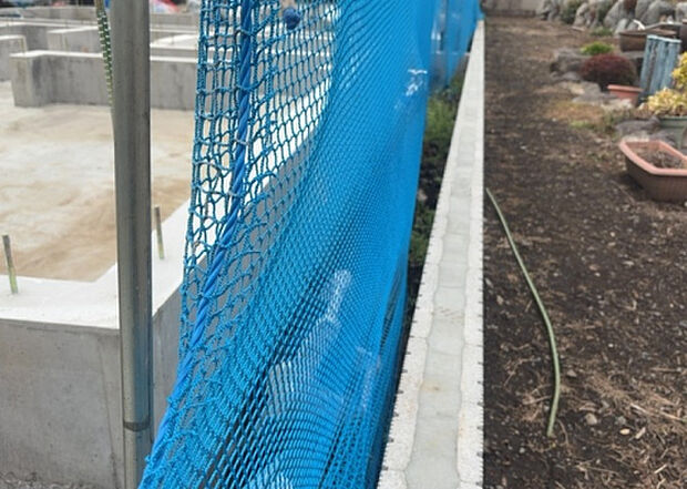 【庭_2】庭のある家に住むことのメリットとして、子どもたちの遊び場を確保できること、ガーデニングや家庭菜園を楽しめること、明るさを確保できることがあります。また、配置を工夫することでプライバシーが確保できます。