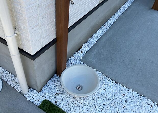 【外水栓】外水栓は、庭の水やりや洗車など、様々な用途に使える便利な設備です。ホースがしっかりと接続できるもの、水圧が安定しているものなど、使い勝手の良いものを選びましょう。また、凍結防止機能が付いているものなら、冬場でも安心して使用できます。