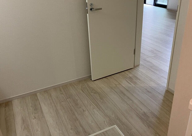 【脱衣場】多くの戸建て住宅で見かける洗面脱衣所は、洗面台と洗濯機が2畳ほどのスペースに並べられていて、洗面所が脱衣所を兼ね備えている間取りが一般的です。お客様が利用することもある、パブリックな空間でもあります。