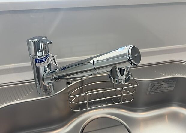 【キッチン水栓】キッチン水栓は、毎日必ず使うものだからこそ、使いやすさが重要です。シャワーヘッドの切り替えがスムーズか、吐水量が調節できるか、水しぶきが飛び散りにくい構造か、浄水機能が付いているかなど、日々の家事を快適にするための機能が数多くあります。また、デザインも多種多様なので、キッチン全体の雰囲気に合わせたものを選ぶことができます。