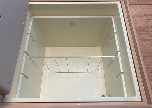 【キッチン床下収納】キッチン床下収納は、調理器具や食器などをスッキリと収納できる便利なスペースです。収納量が多いもの、引き出しがスムーズに開閉するものなど、使い勝手の良いものを選ぶことが大切です。また、湿気がこもりやすい場所なので、通気性の良いものを選ぶこともおすすめです。