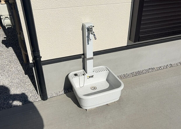 【その他設備】敷地内には、散水栓や立水栓があります。水道水を直接利用できるため、水を運ぶ手間を省くことが出来ます。大量の水を必要とする洗車作業や清掃などに役立ちます。その他設備とあわせて、現地でご確認ください。