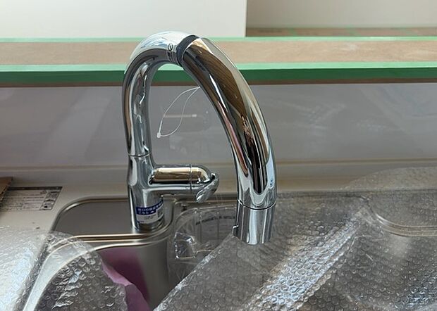【キッチン水栓】キッチン水栓は、毎日必ず使うものだからこそ、使いやすさが重要です。シャワーヘッドの切り替えがスムーズか、吐水量が調節できるか、水しぶきが飛び散りにくい構造か、浄水機能が付いているかなど、日々の家事を快適にするための機能が数多くあります。また、デザインも多種多様なので、キッチン全体の雰囲気に合わせたものを選ぶことができます。