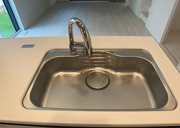 【キッチン水栓】キッチン水栓は、毎日必ず使うものだからこそ、使いやすさが重要です。シャワーヘッドの切り替えがスムーズか、吐水量が調節できるか、水しぶきが飛び散りにくい構造か、浄水機能が付いているかなど、日々の家事を快適にするための機能が数多くあります。また、デザインも多種多様なので、キッチン全体の雰囲気に合わせたものを選ぶことができます。