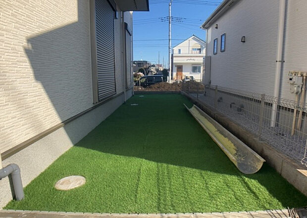 【庭】庭があることでガーデニングや家庭菜園はもちろん、こどもの遊び場やペットを放して遊ぶことができます。また、家の周囲に余裕があるということです。隣地との間があれば、十分な日当たりと、風通しが確保できます。