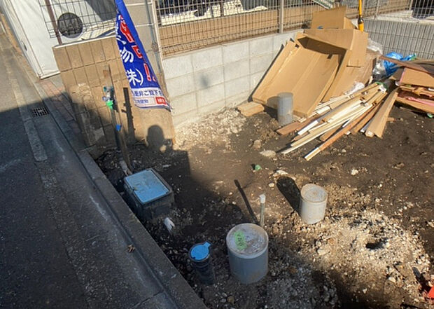 【その他設備】敷地内には、散水栓や立水栓があります。水道水を直接利用できるため、水を運ぶ手間を省くことが出来ます。大量の水を必要とする洗車作業や清掃などに役立ちます。その他設備とあわせて、現地でご確認ください。